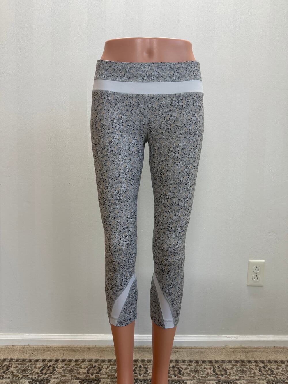 Lululemon Run Inspire Crop II Petite Fleur Silver Spoon White Leggings Sz 6